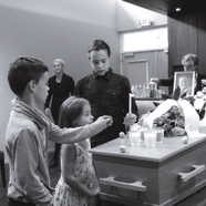 Kaarsjes aansteken.jpg